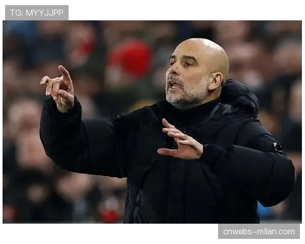 特写：瓜迪奥拉在丢球后立即召集福登、德布劳内进行简短耳语布置